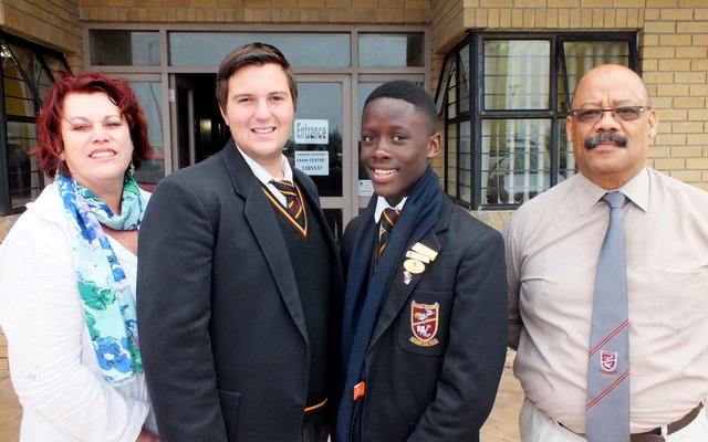 Baie geluk aan die Junior Stadsraad (middel vlnr) se Junior Burgemeester, Johan van der Merwe (Gr 10) en Junior Onderburgemeester, Analo Yawa (Gr 10), altwee van Gansbaai Academia, saam met hulle mentor, Helene Segal links en die skoolhoof, mnr Tommy Wilson regs.